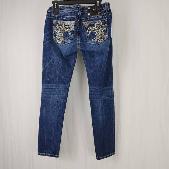 Miss Me Signature Skinny Jeans Womens 29 Medium Wash Studded.
Waist 16"
Rise 8.5 - Picture 3 of 8